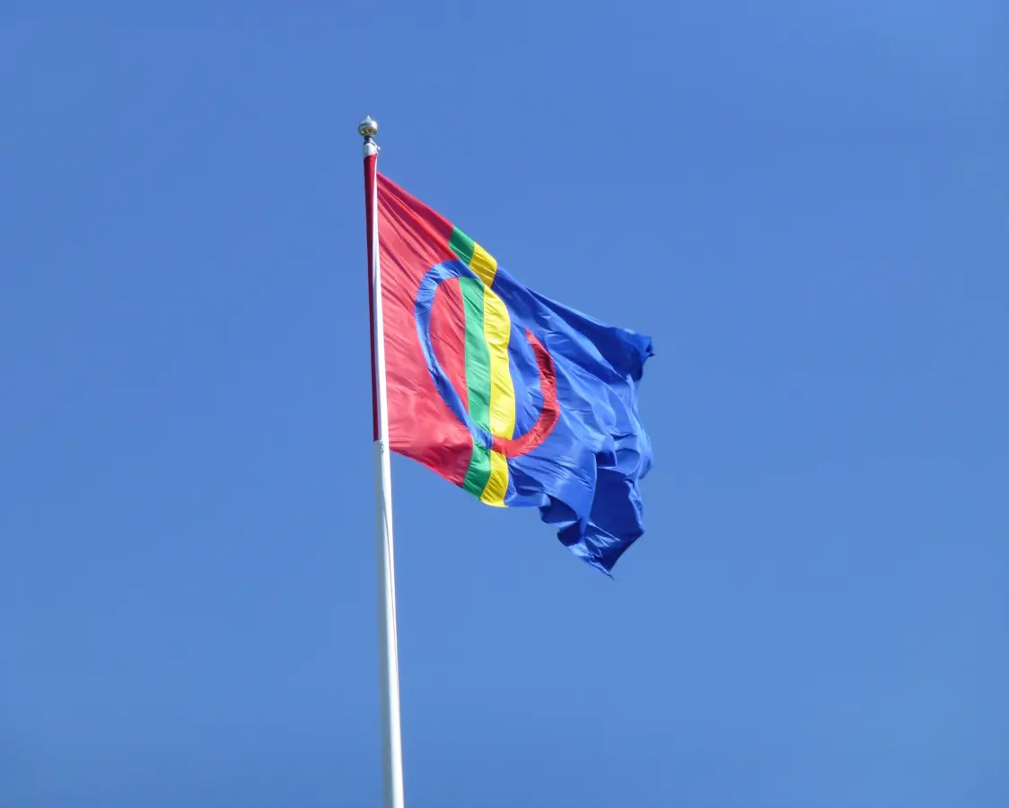 Samiske flagget, Photo by Thom Reijnders on Unsplash