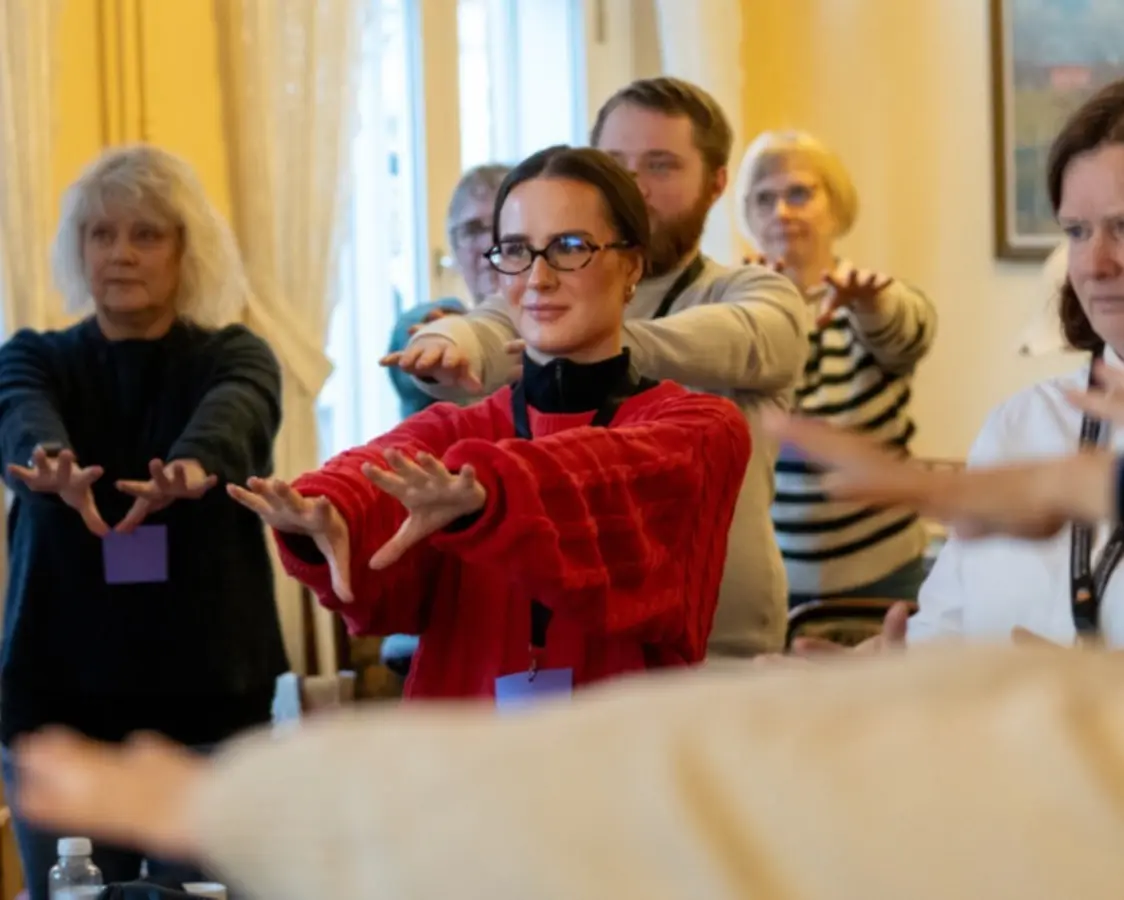 Illustrasjon av tre personer som beveger seg til musikk