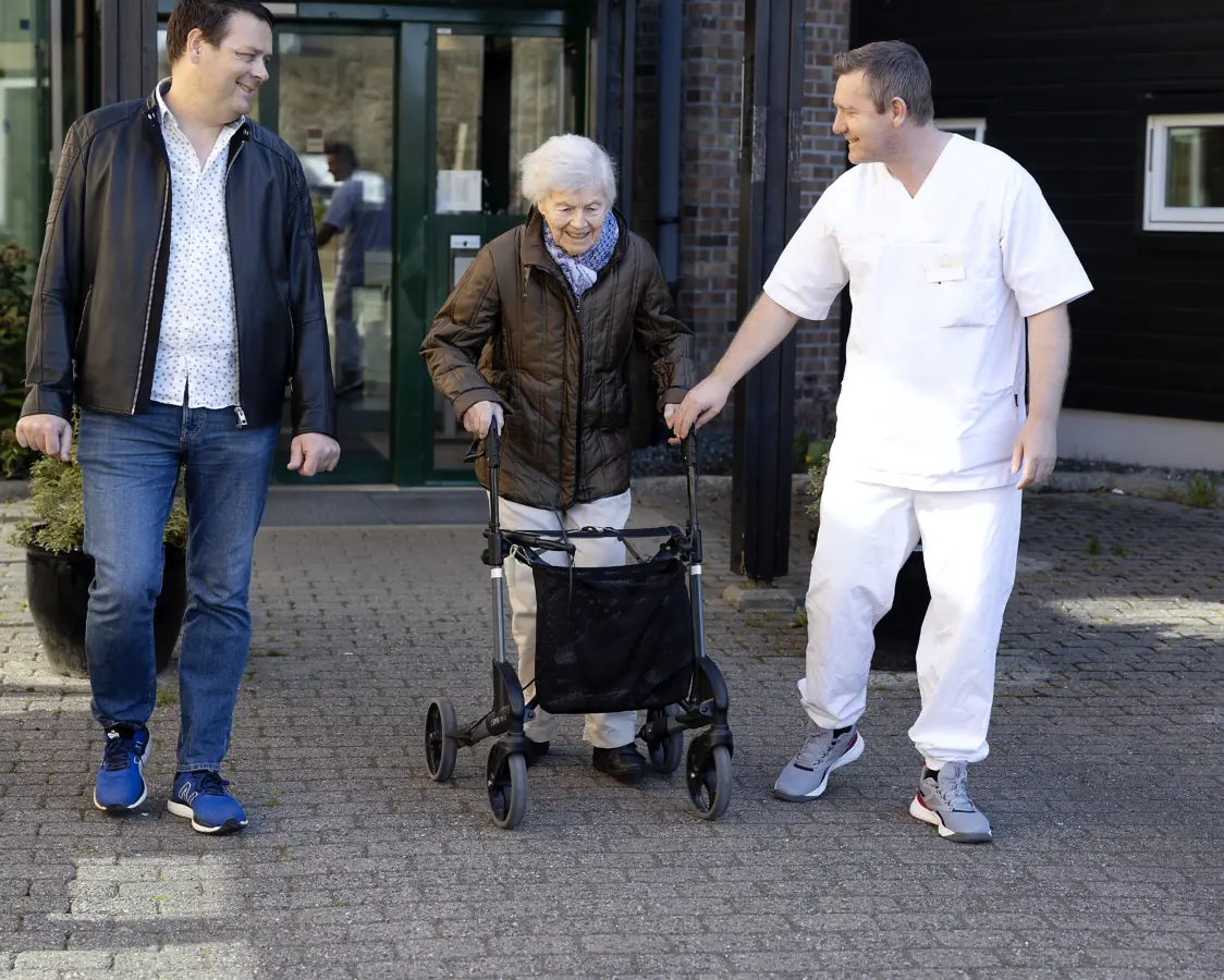 Helsepersonell, frivillig og pasient på tur utenfor institusjon