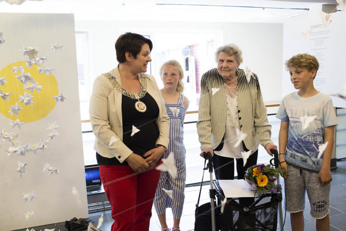 SAMARBEID: Even Solbakken og Sara Marie Skaflestad er to av 5.klassingene som har vært med å lage kunstverk til utstillingen. Her sammen med beboer Inga Lyngøy som har vært med å lage tekster til utstillingen og ordfører Marte Mjøs Persen. Foto: Silje Katrine Robinson