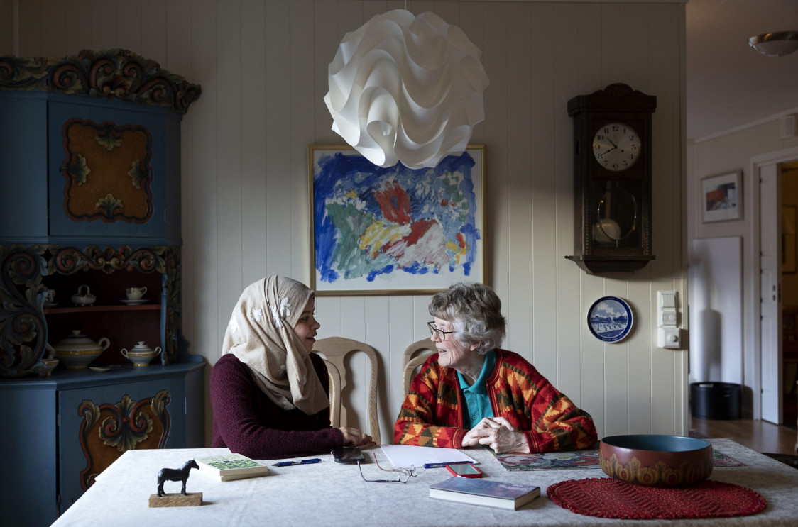 Eldre og yngre kvinne sammen ved bord