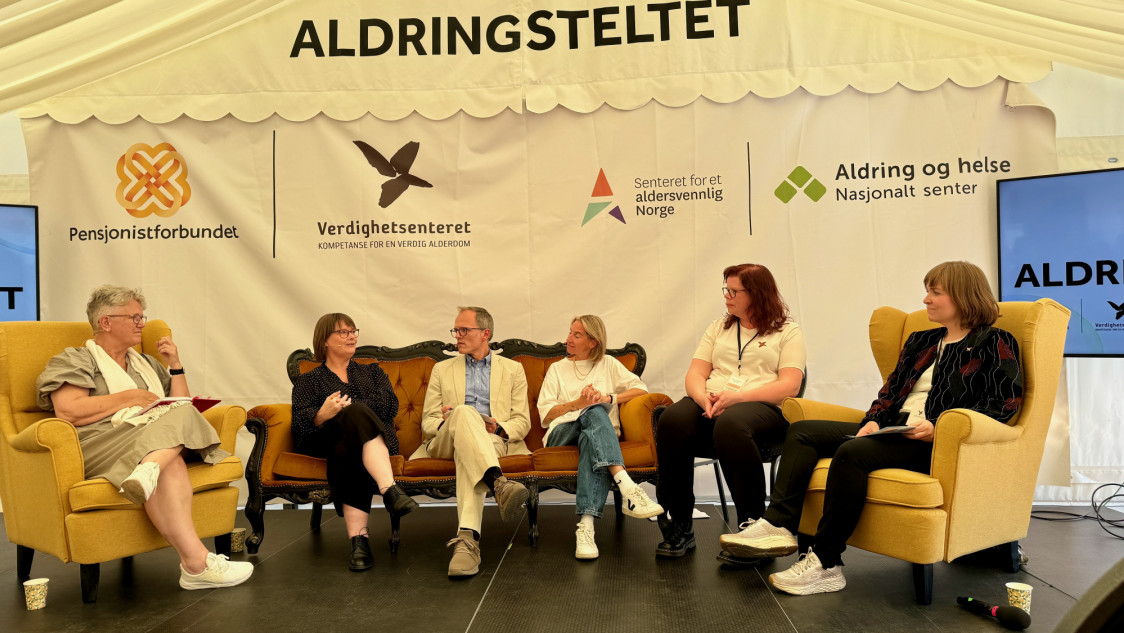 panelsamtale med seks mennesker i en sofa
