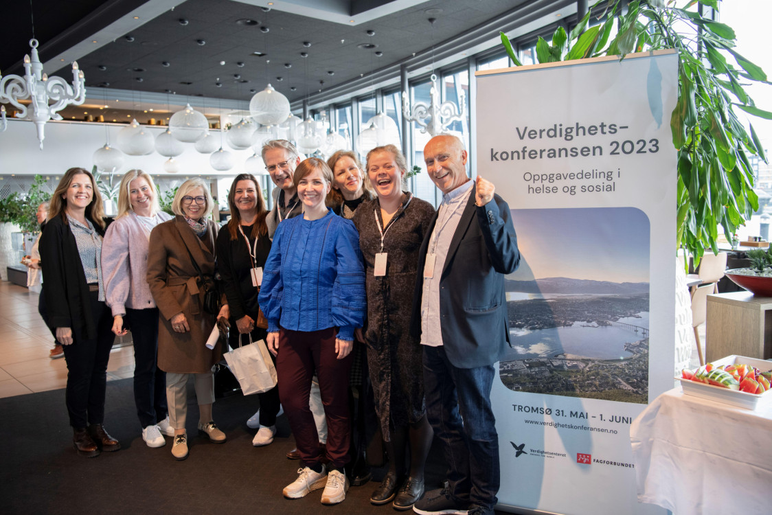 mange smilende mennesker står sammen