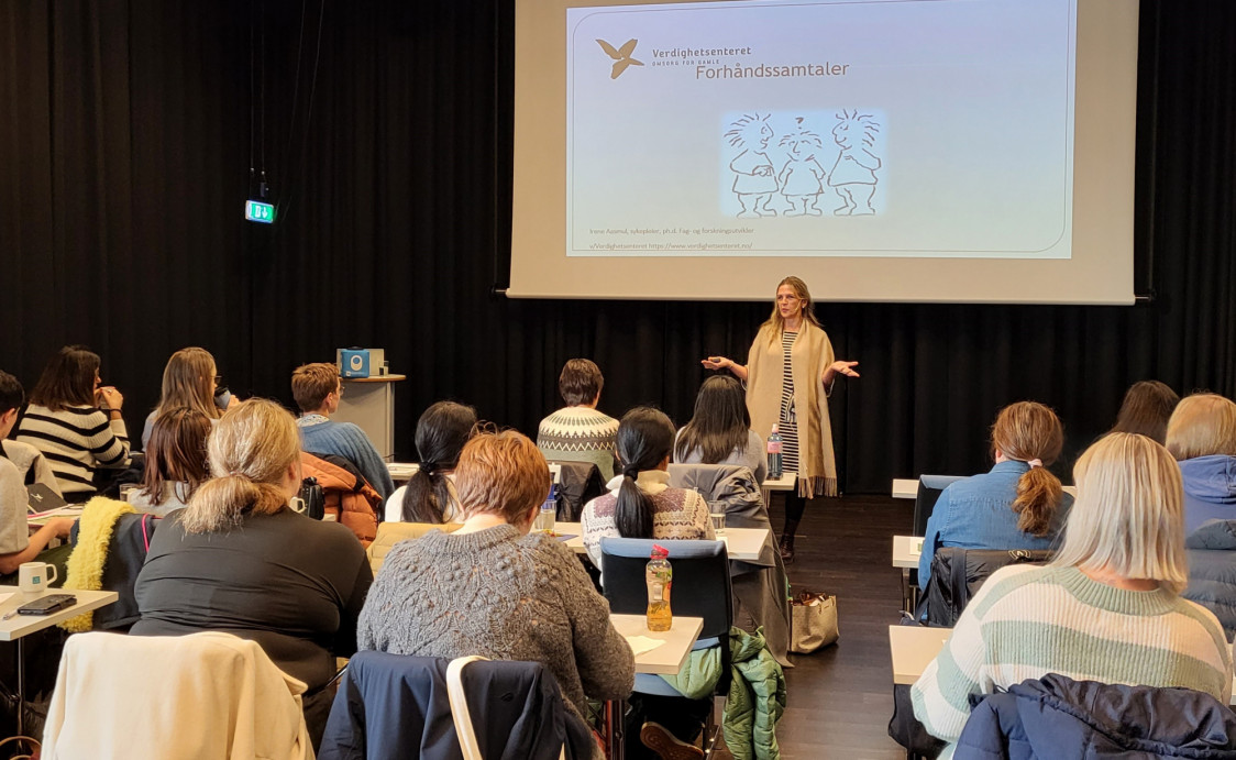 to studenter øver seg på en dukke