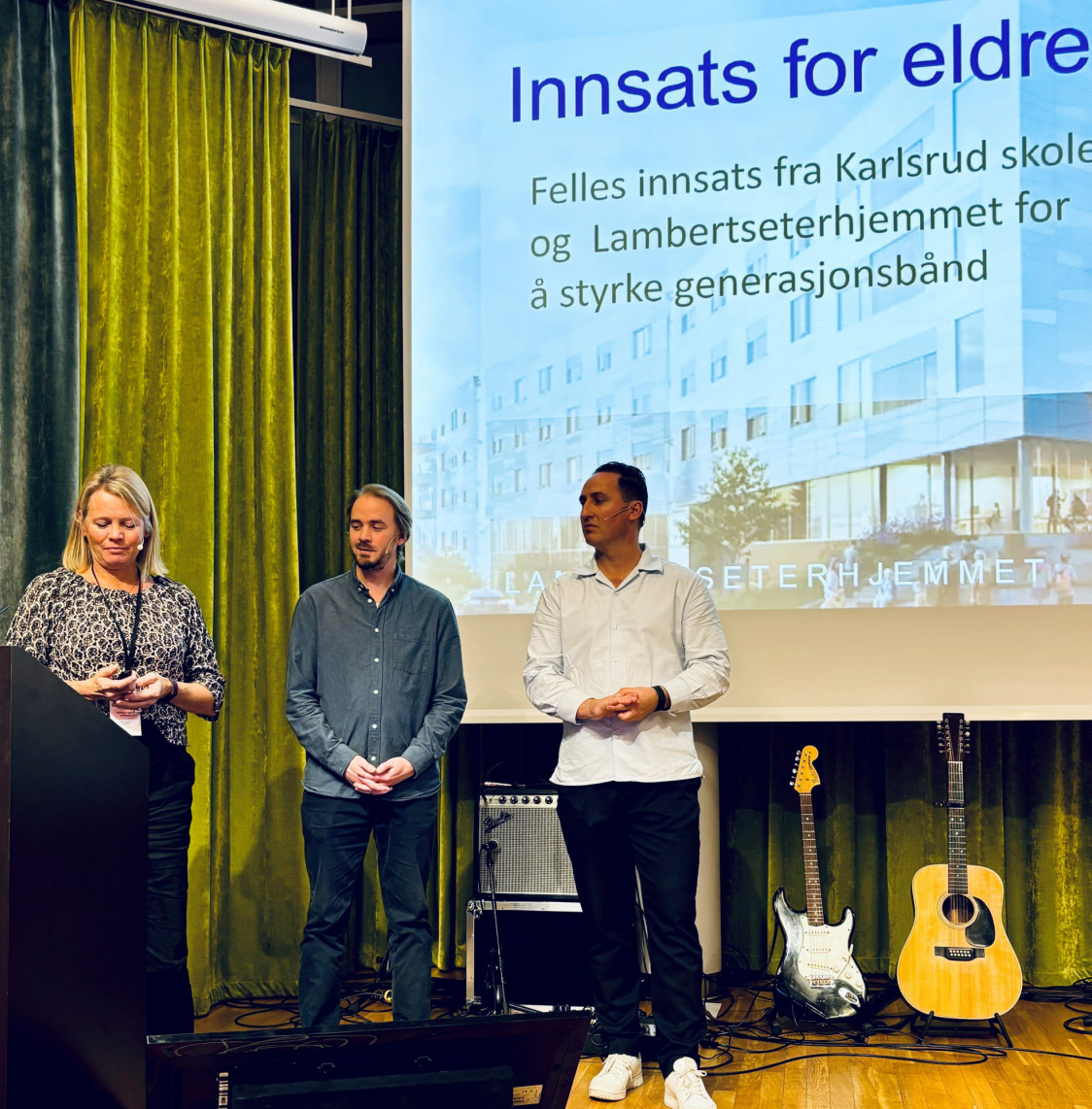 tre lærere presenterer et prosjekt på konferansen