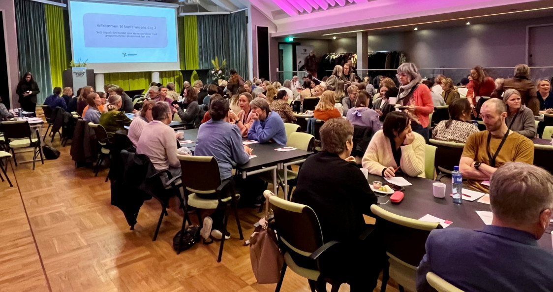 forsamling med mange mennesker