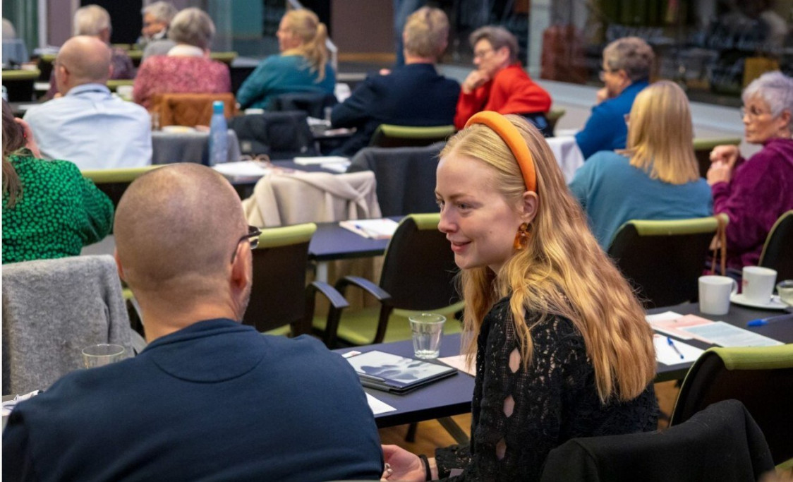 samtale mellom to deltagere konferanse