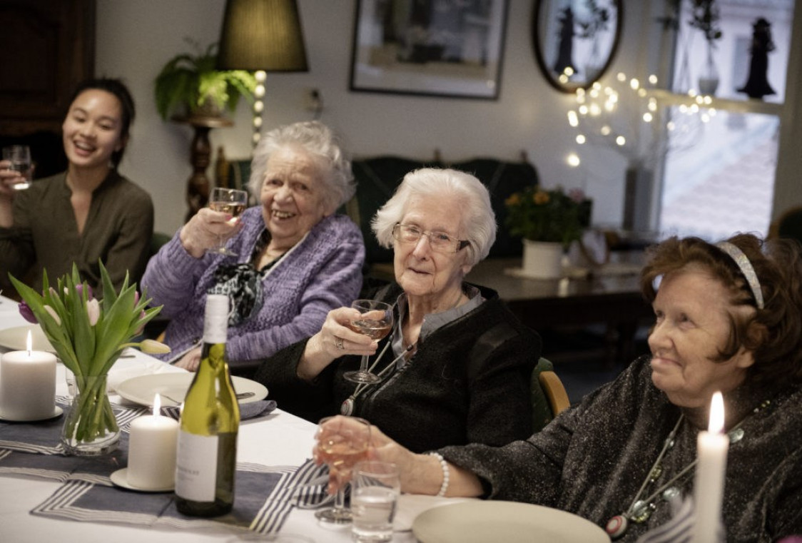 Eldre kvinner på fest ved et bord.