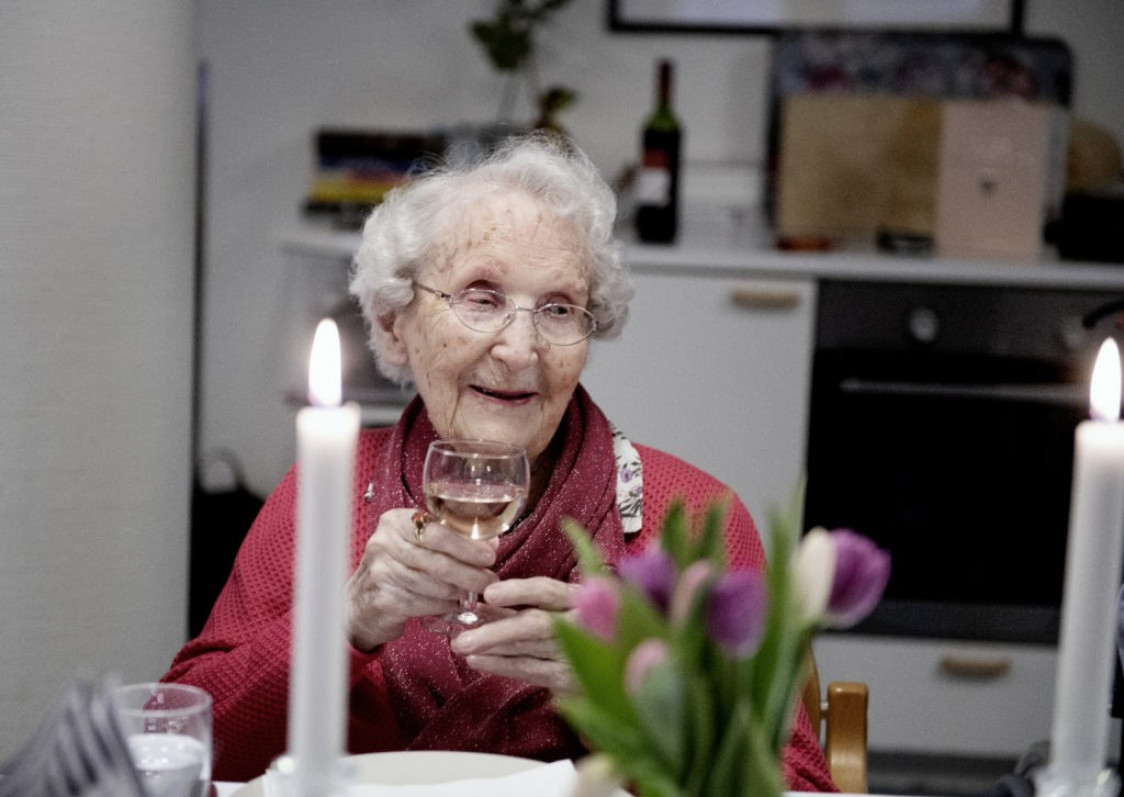 Eldre kvinne med vinglass.