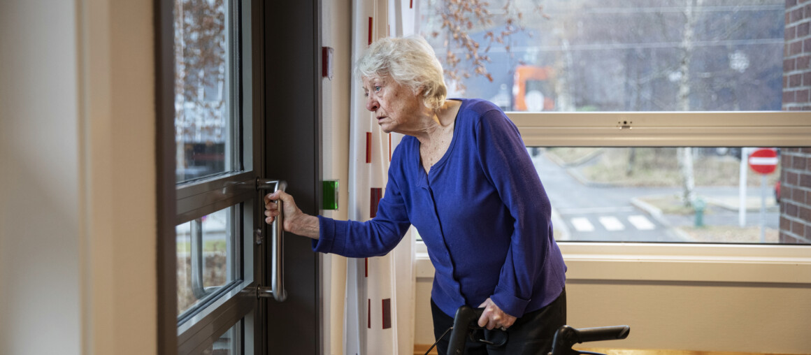 bilde av mann som ser ut vinduet