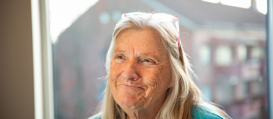 Bilde av en eldre dame som smiler