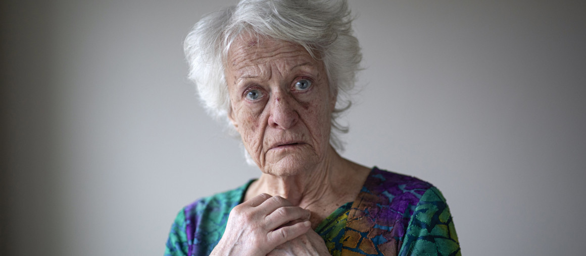 eldre dame ser forvirret ut