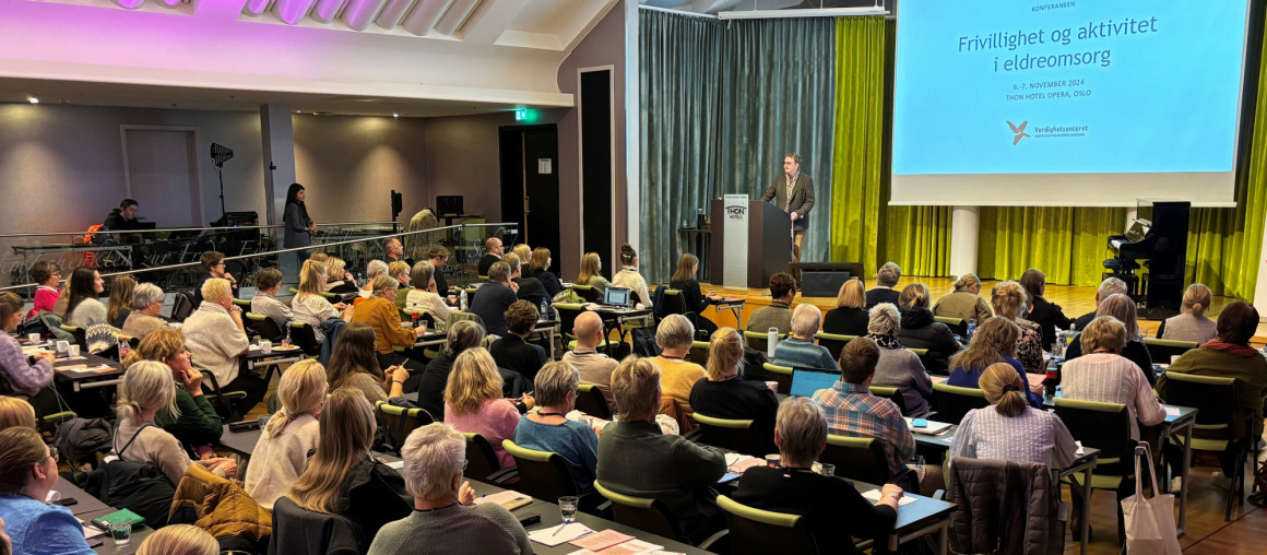 en foreleser på konferansen Frivillighet og aktivitet i eldreomsorg