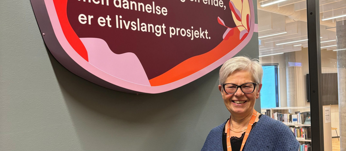 bilde av en eldre dame som prater om sykepleier-yrket