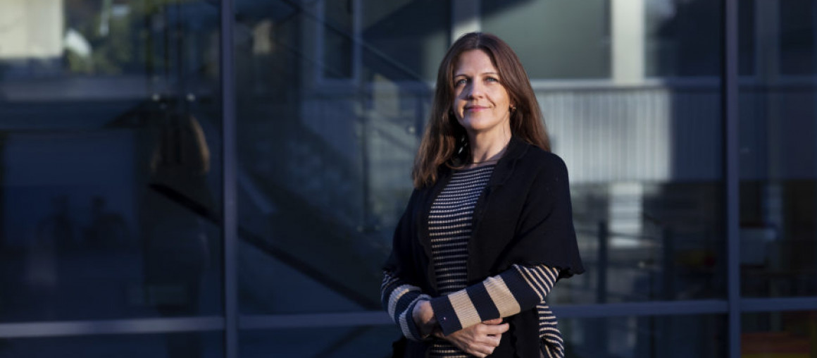 Kvinne foran glassfasade