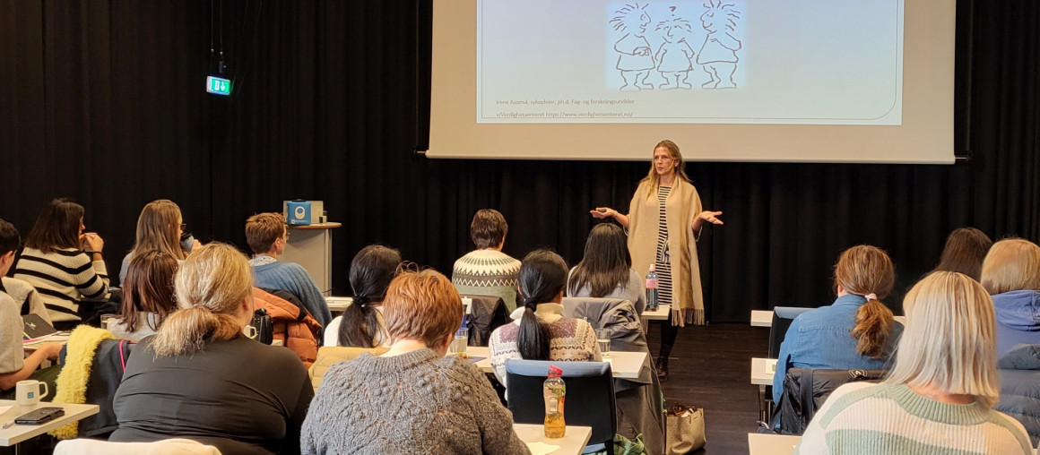en dame underviser en forsamling lege studenter