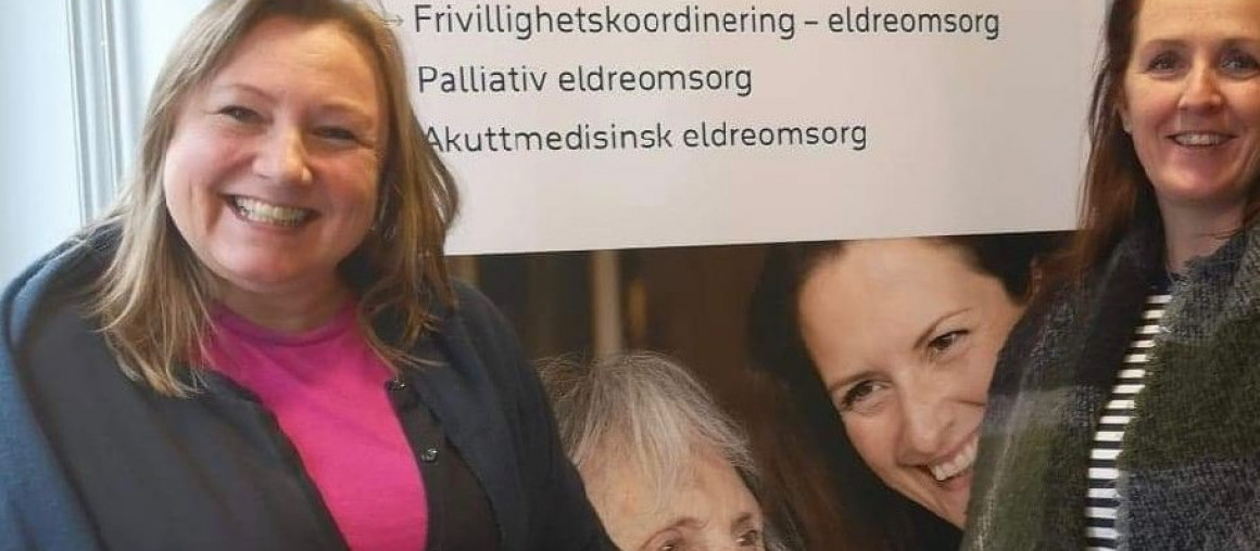 To kvinner foran plakat