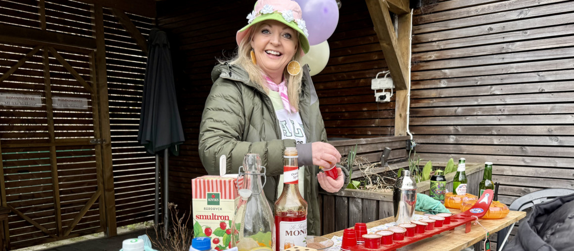 En dame mikser frukt drinker til eldre på sykehjem