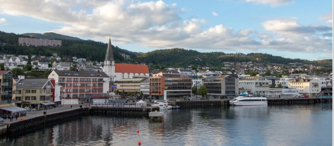 eldre og gamle koser seg på kafeen i Molde