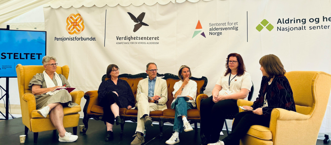 fem mennesker sitter i en paneldebatt