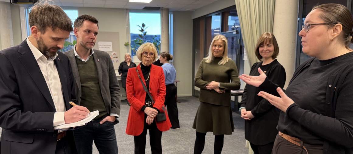 helseministeren noterer ivrig