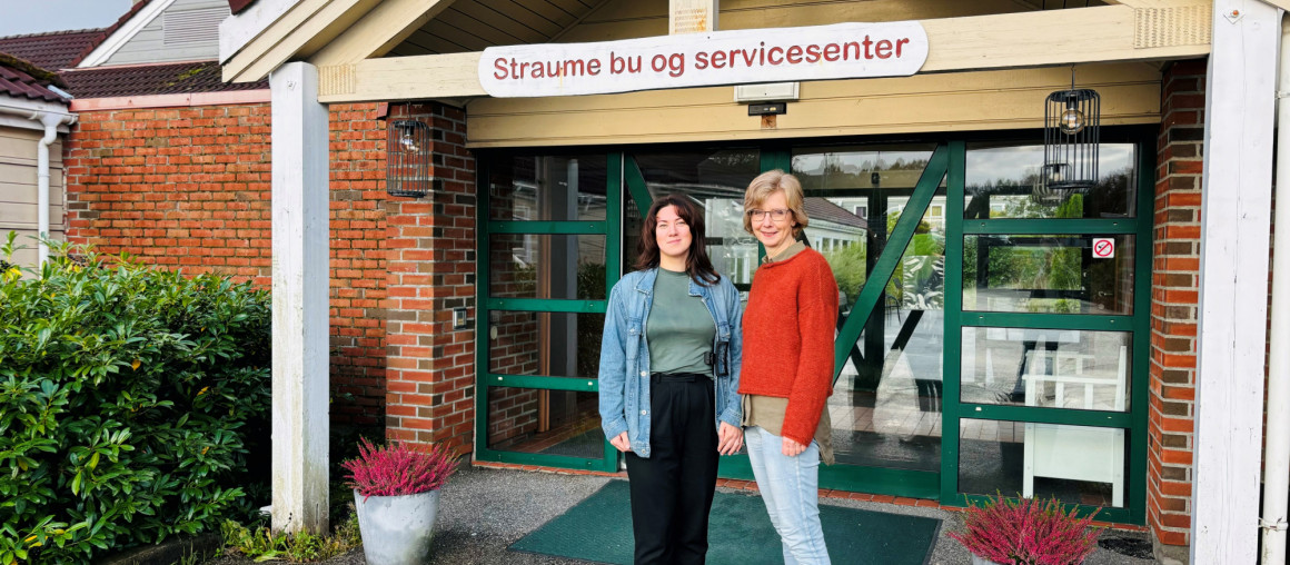 To damer står utenfor et sykehjem