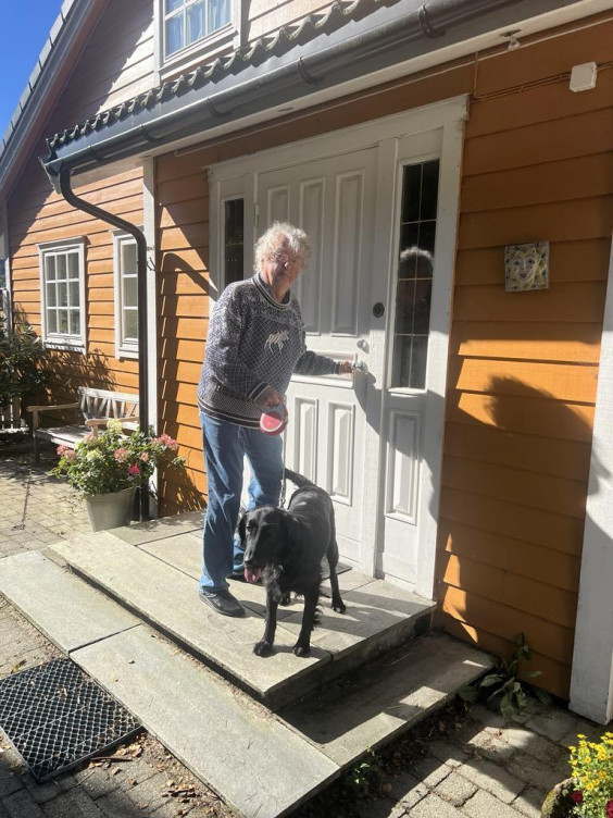 en mann på tur med hunden