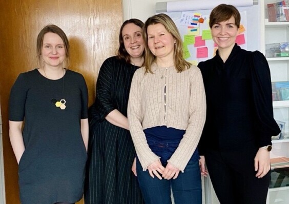 4 personer ser mot kamera - gruppebilde