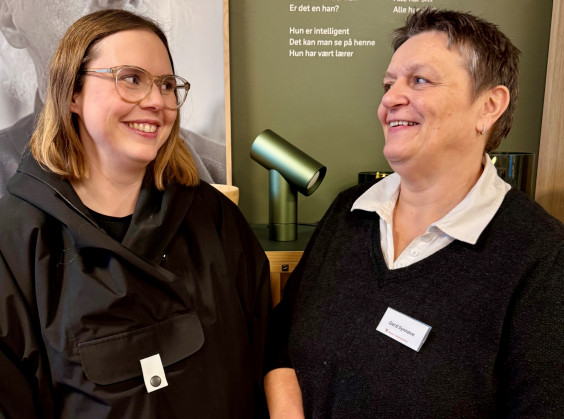 to damer smiler mot hverandre