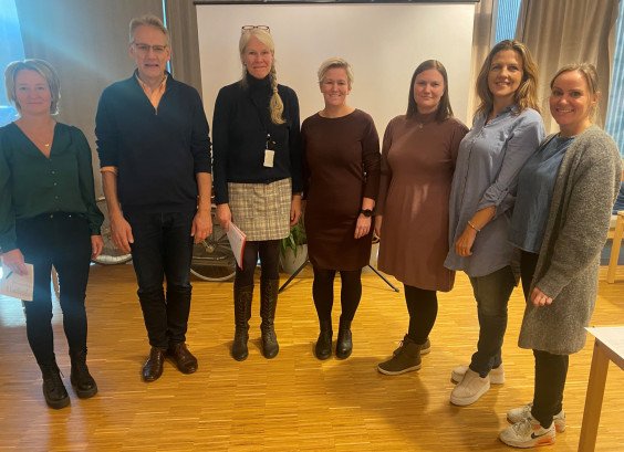 6 smilande vaksne folk