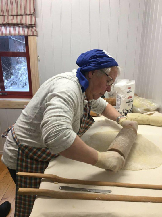 Eldre kvinne baker.