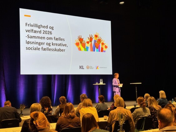 Bilde av scene og sal på konferansen