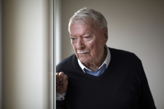 ensom mann som kikker ut vindu, fotograf: Ingerid Jordal
