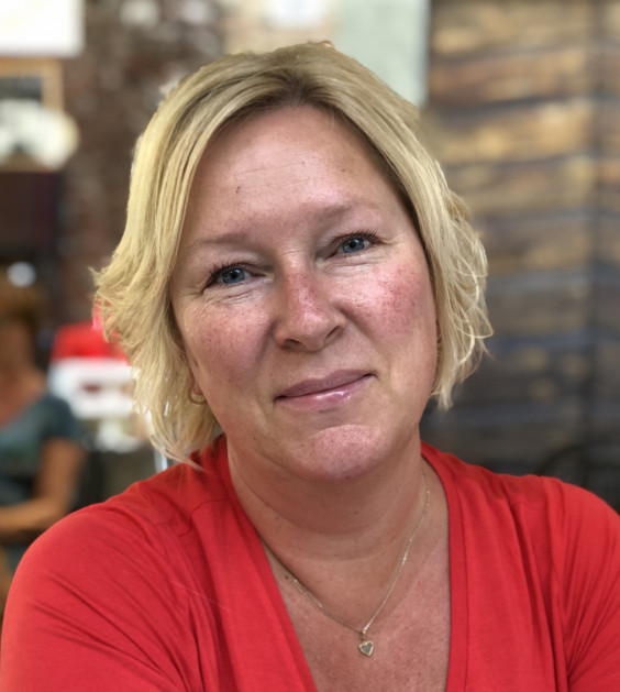 portrett av dame i rød topp