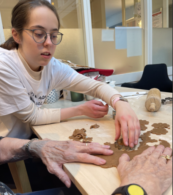 skole elev hjelper en eldre med baking