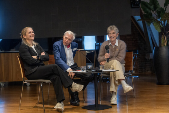 Erna Ansnes i en samtale om eldre, deltakelse og utenforskap med Arve Tellefsen og statssekretær Ellen Rønning Arnesen.