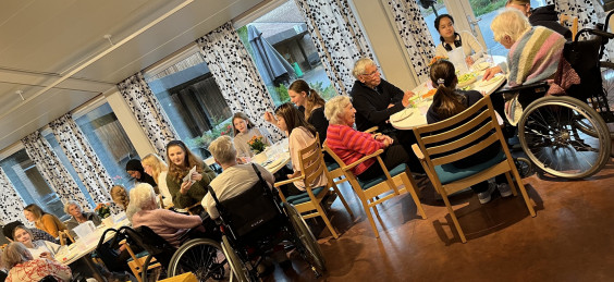 unge og eldre spiser sammen