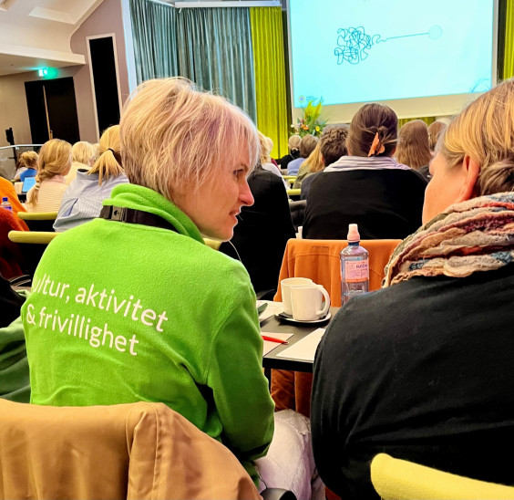 ryggen til en dame med påskriften frivillighet i eldreomsorg