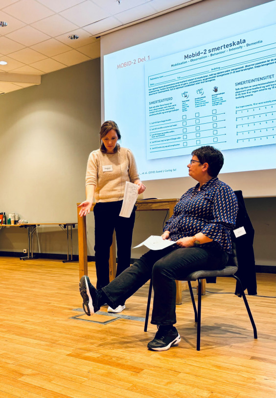 to forelesere viser øvelser i eldreomsorgen